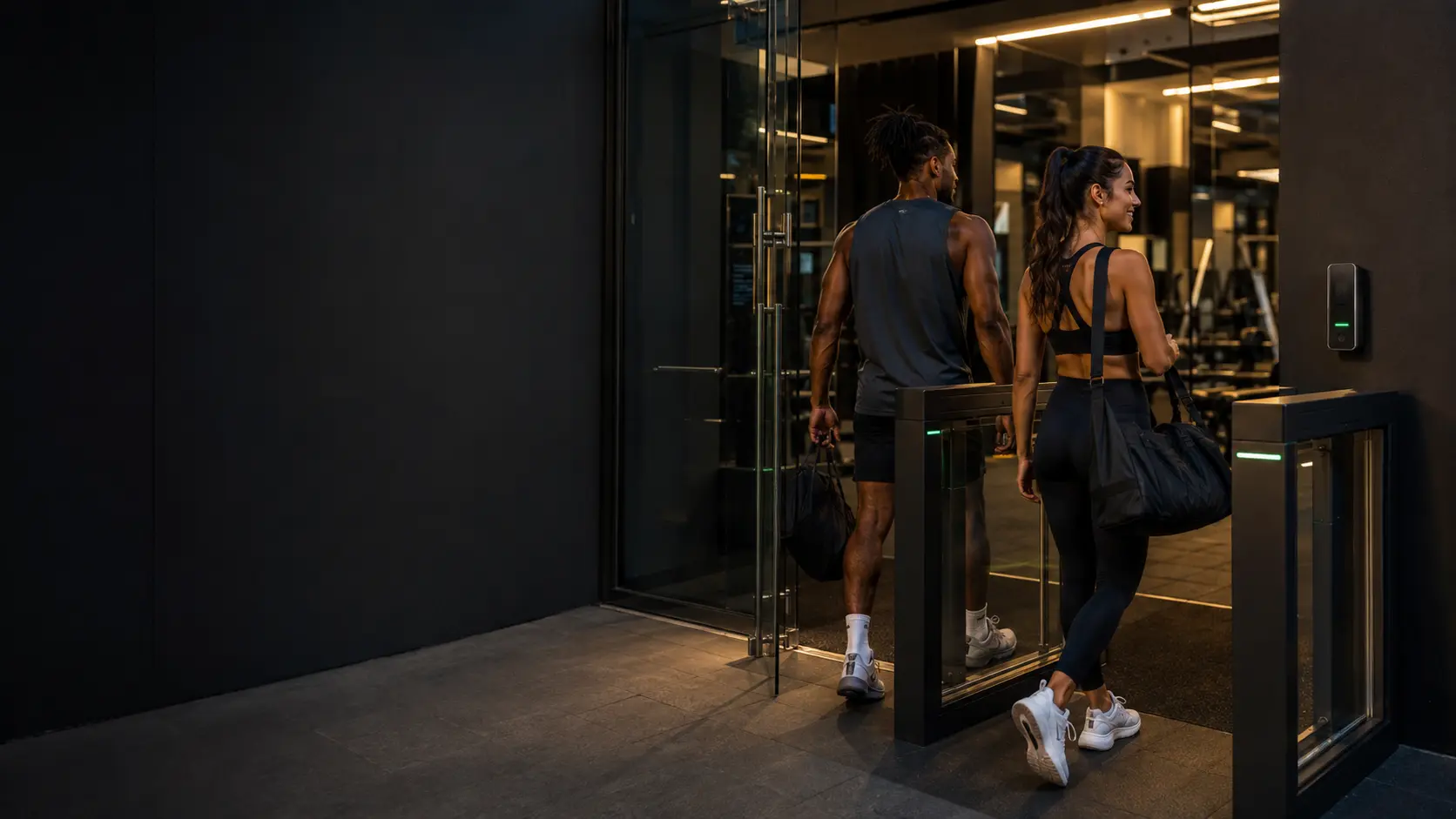 Moderner Fitnessstudio-Eingang mit digitalem Zutritt